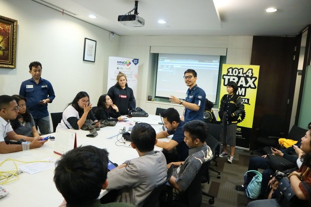 Sasar Anak Muda, MNC Sekuritas Gandeng Trax FM dan Sampoerna Academy