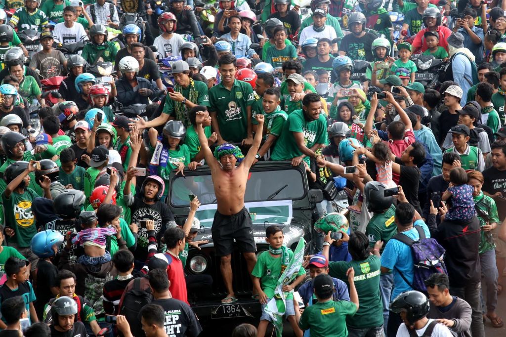 Ribuan Bonek Sambut Persebaya Bak Pahlawan