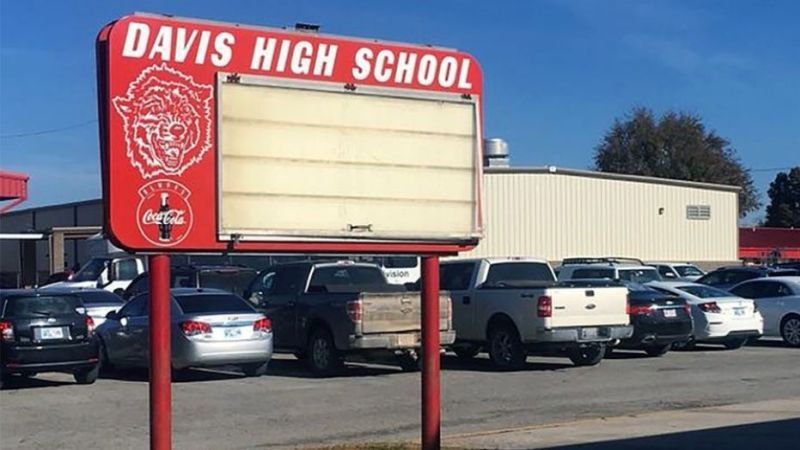 Guru Perempuan Dipecat Gara-Gara Nikahi Siswa SMA-nya