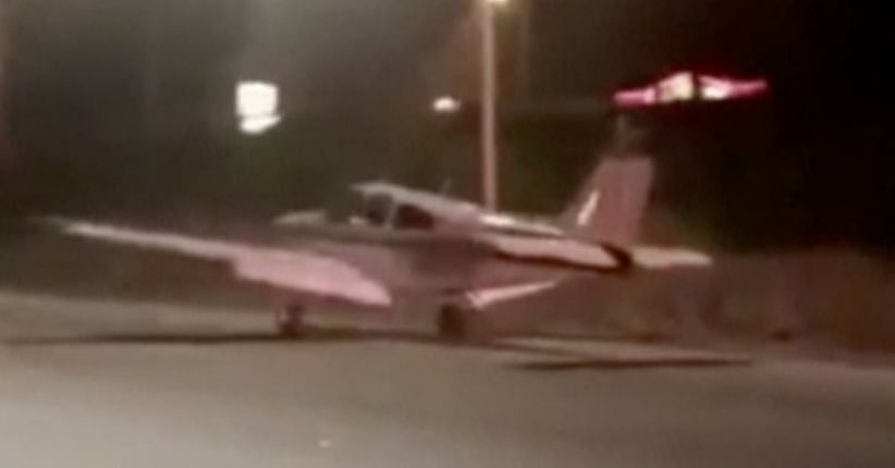  Mesin Mati, Pesawat Mendarat Darurat di Jalan Tol