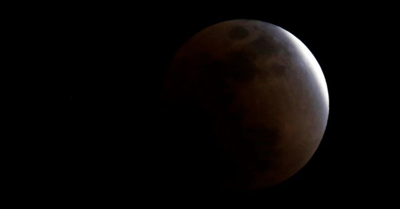 Warga Rela Dingin-dinginan demi Lihat Super Blue Blood Moon di Beijing