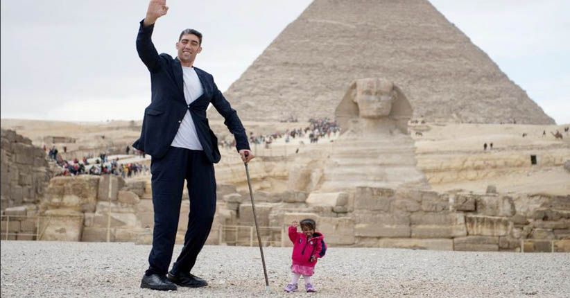 Saat Perempuan Terpendek Bertemu Pria Tertinggi di depan Piramida Giza