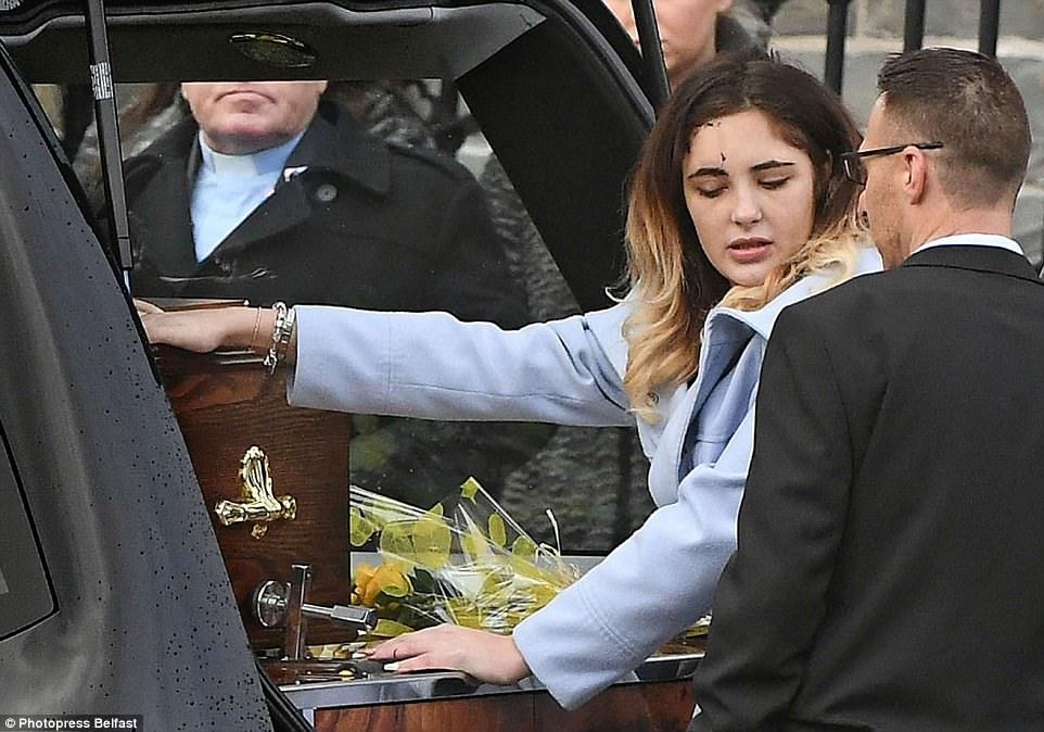 Foto Seorang Gadis Membopong Peti Mati Ibunya Jadi Viral