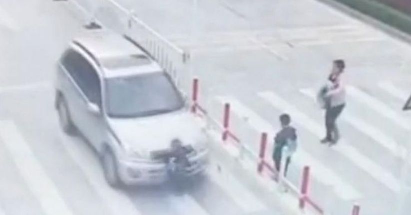 Ibu Asyik Main Smartphone, Anaknya Ditabrak Mobil