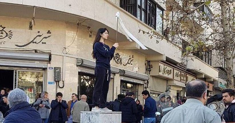 Lepas Jilbab saat Demonstrasi, Perempuan Iran Divonis 2 Tahun Penjara