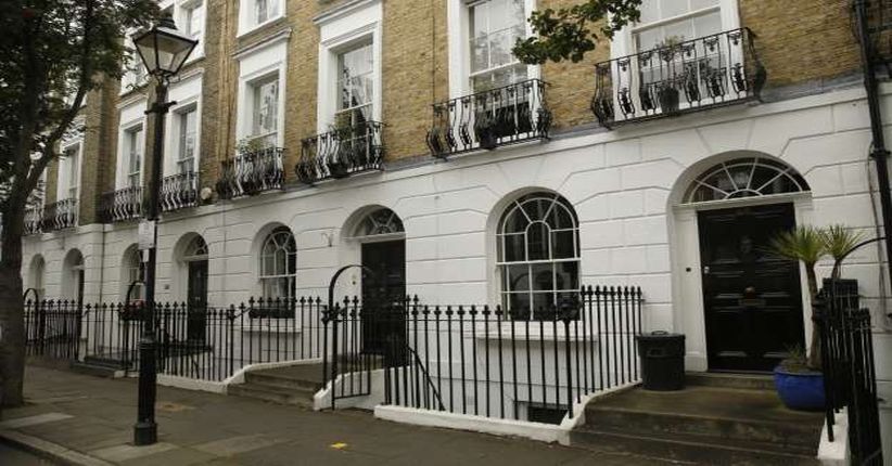 Gadis Misterius Berkeliaran di Jalanan Inggris Sejak Valentine