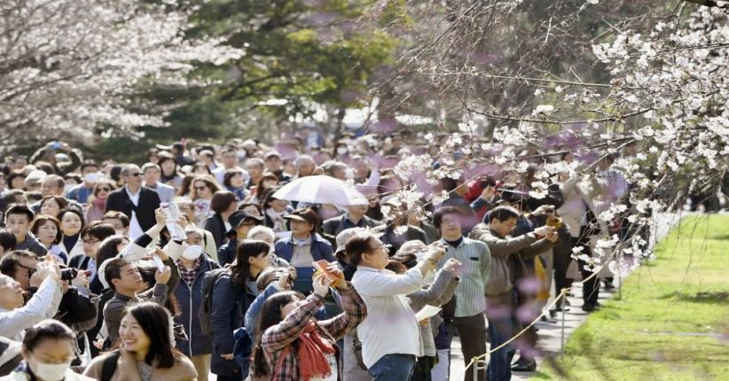 Istana Kekaisaran Jepang Dipadati Ribuan 