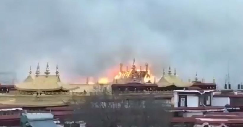 Kuil Paling Suci di Tibet Terbakar, Polisi China Ancam Penyebar Foto