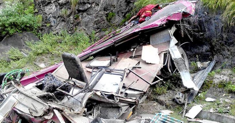  Bus Tingkat Tabrak Pohon hingga Terpotong 2, 17 Orang Tewas
