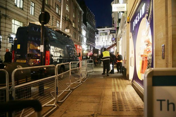 Penembakan di London, Stasiun Bawah Tanah Oxford Dievakuasi