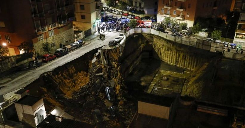 Lubang Menganga Raksasa Muncul di Roma, 6 Mobil dan Gedung Amblas