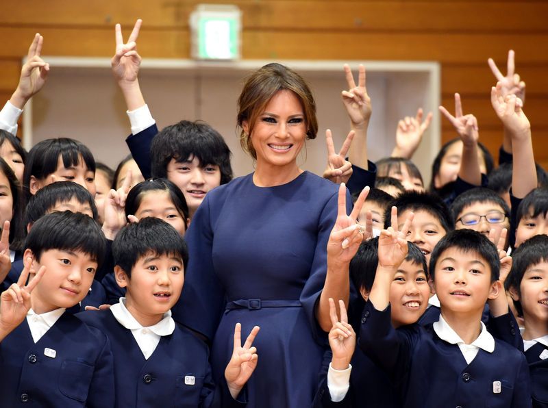 Melania Trump Jajal Kaligrafi di Sekolah Dasar Jepang