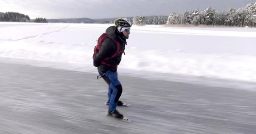 Nekat, Pria Ini Ber-Ice Skating 3 Km di Danau Beku untuk Bekerja