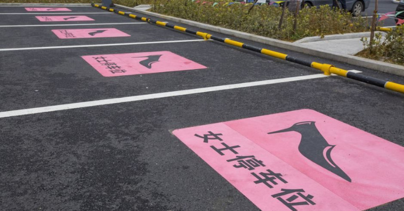 Area Parkir Mobil Khusus Perempuan Bergambar Heels Dikritik