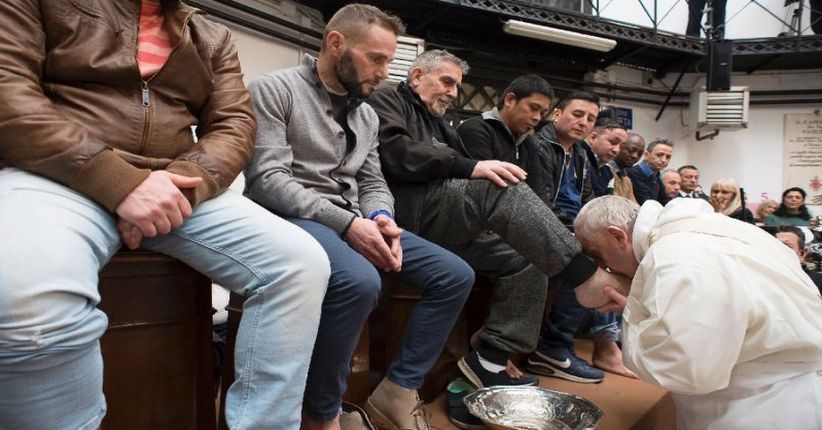  Paus Fransiskus Cuci Kaki 12 Tahanan di Roma, 2 di Antaranya Muslim