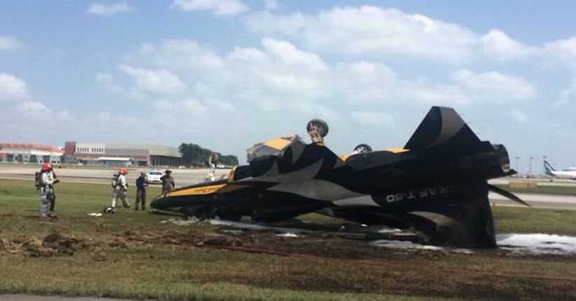 Pesawat Tempur Korea Tergelincir dan Terbakar saat Singapore Airshow