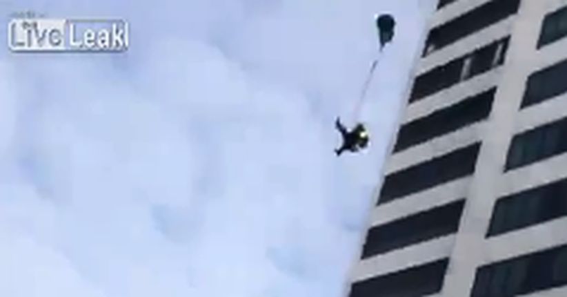 Ajaib, Pria Ini Selamat Loncat dari Gedung meski Parasutnya Rusak