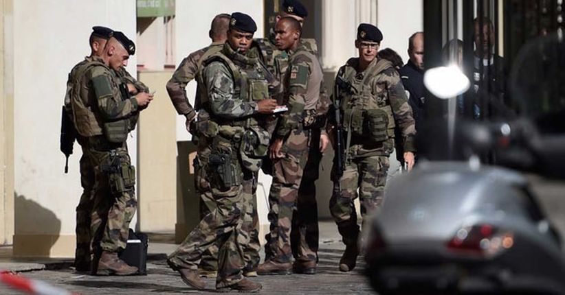 Mobil Misterius Gagal Menabrak Sekumpulan Tentara Prancis saat Jogging