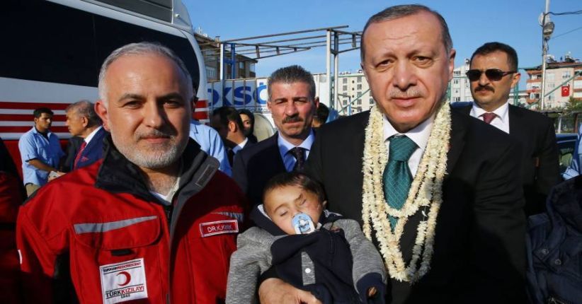 Presiden Turki Erdogan Gendong Bayi Simbol Penderitaan Perang Suriah