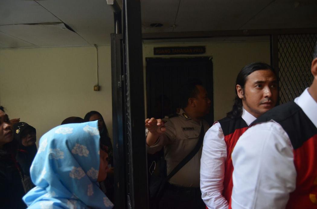 Didakwa Menyimpan Ganja, Begini Reaksi Ello di Sidang Perdana