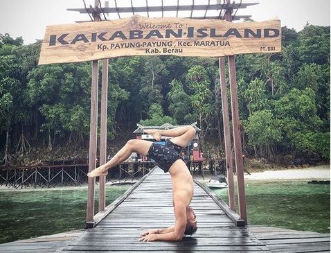 Anjasmara Unjuk Gerakan Yoga di Tepi Pulau Kakaban, Netizen: Keren!