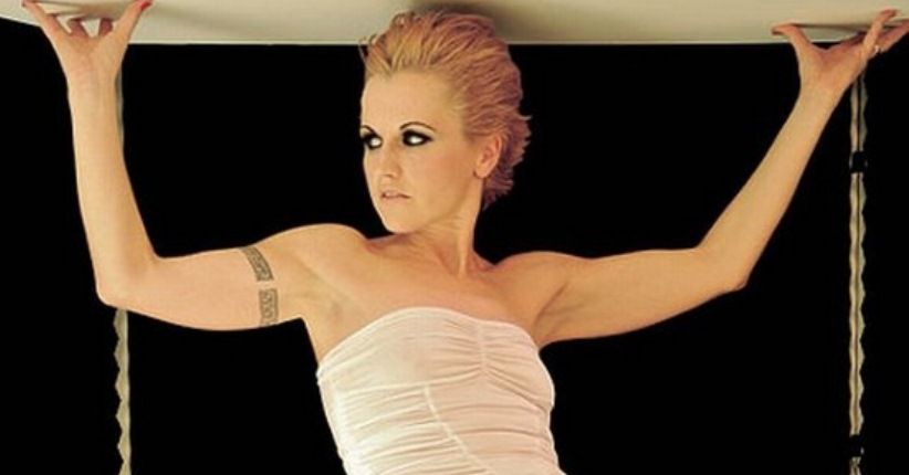 Begini Style Keren Dolores O'Riordan yang Terlihat Maskulin