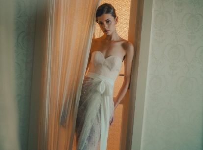 Bocoran Tren Gaun Malam 2018, Wanita Terlihat Glamor 