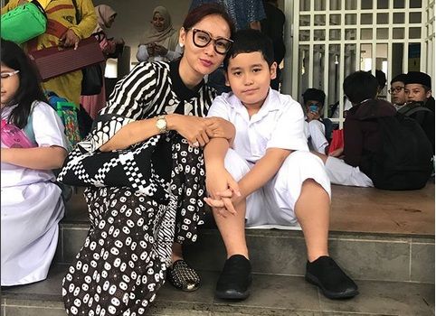 Semangati Anak Menghadapi Ujian, Inul Daratista Ikut ke Sekolah