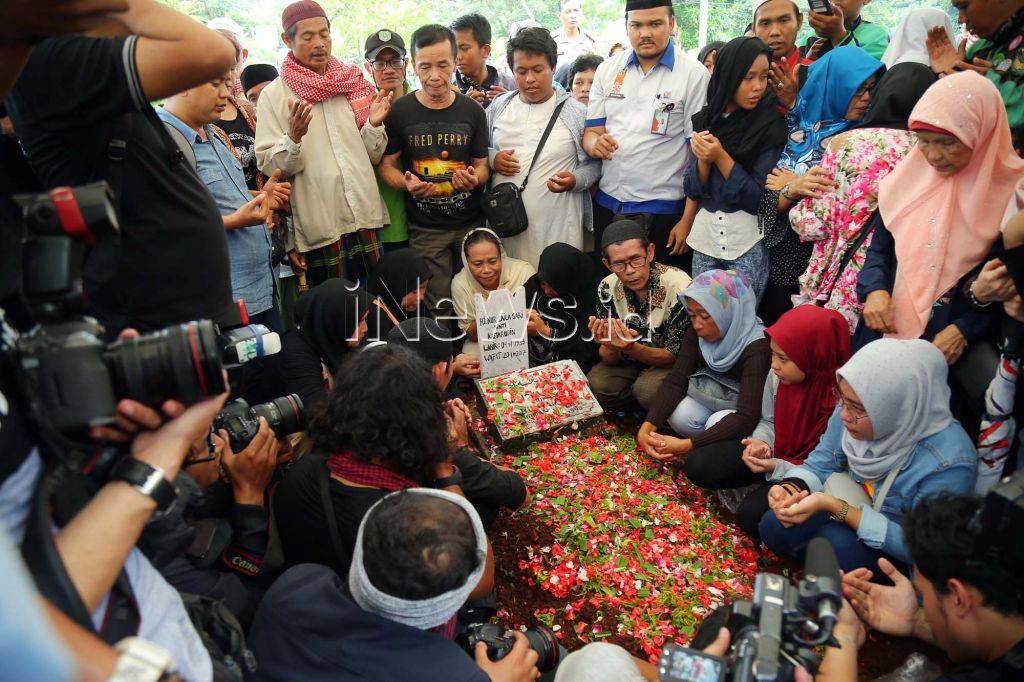 Laila Sari Dimakamkan Satu Liang Lahat dengan Mendiang Suami  