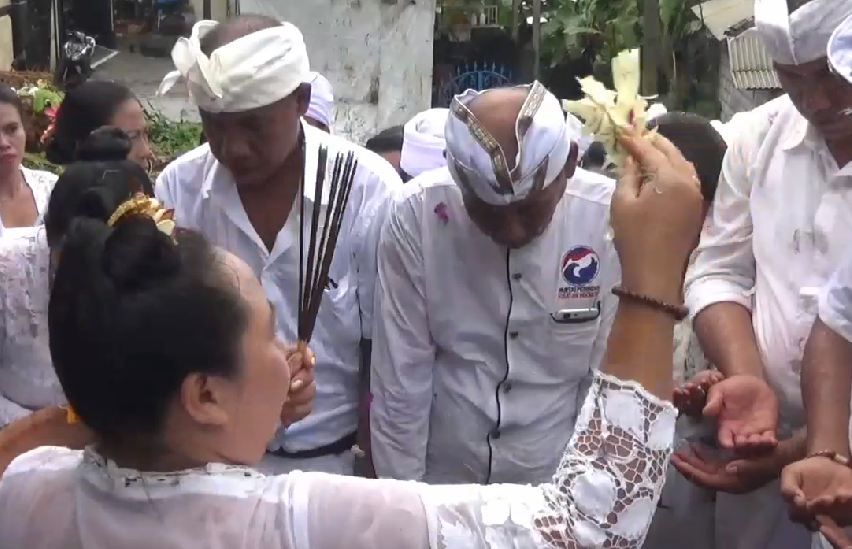 Lestarikan Budaya, Ketua Perindo Bali Ikuti Tradisi Pewintenan Agung