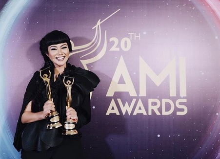 Berbusana Serbahitam, Yura Yunita Terlihat Maskulin 