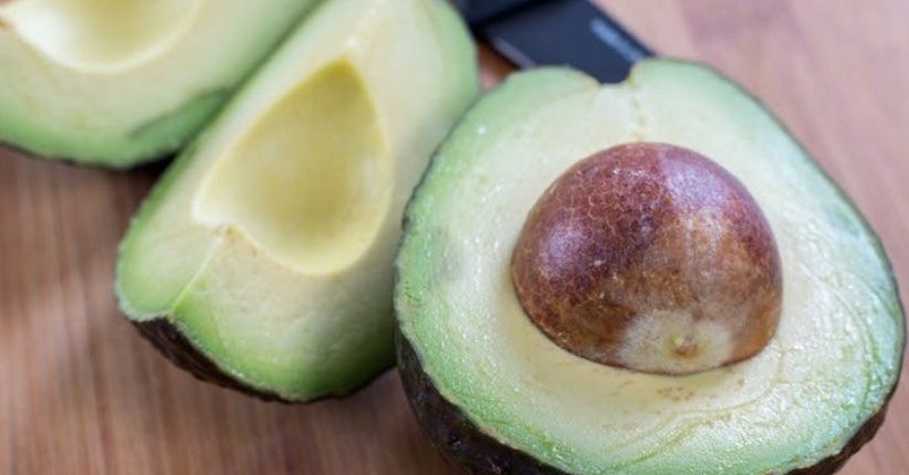 5 Bahan Alami Pembersih Wajah, Coba Oleskan Alpukat di Bagian Mata