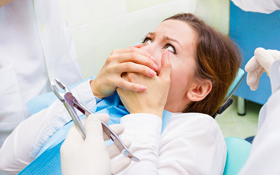 Sembarangan Memutihkan Gigi, Bibir Wanita Ini Justru Bengkak Terbakar