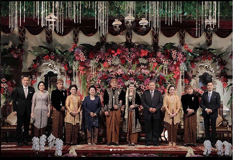 Cantiknya Mantu SBY di Pernikahan Kahiyang dan Bobby