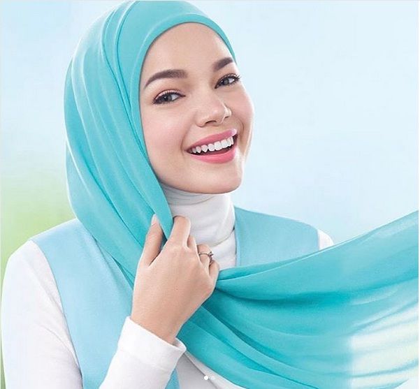 Rambut Rontok, Dewi Sandra Tetap Berhijab