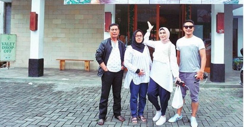 Ekspresi Kebahagiaan Arie Untung karena sang Istri Berhijab