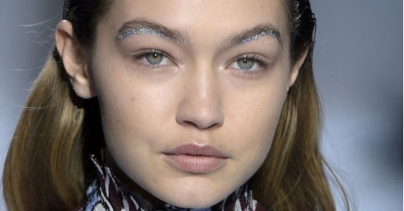 Lagi Tren, Alis Berhias Glitter Bikin Penampilan Ciamik