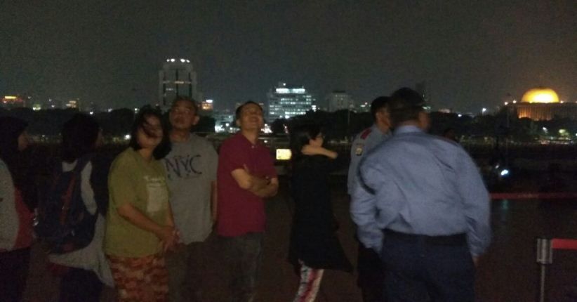 Meski Hujan, Pengunjung Monas Setia Menunggu Penampakan Gerhana Bulan