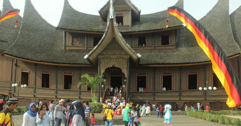 Menikmati Wisata di Istana Pagaruyung, Jangan Lupa Mencoba Baju Adat