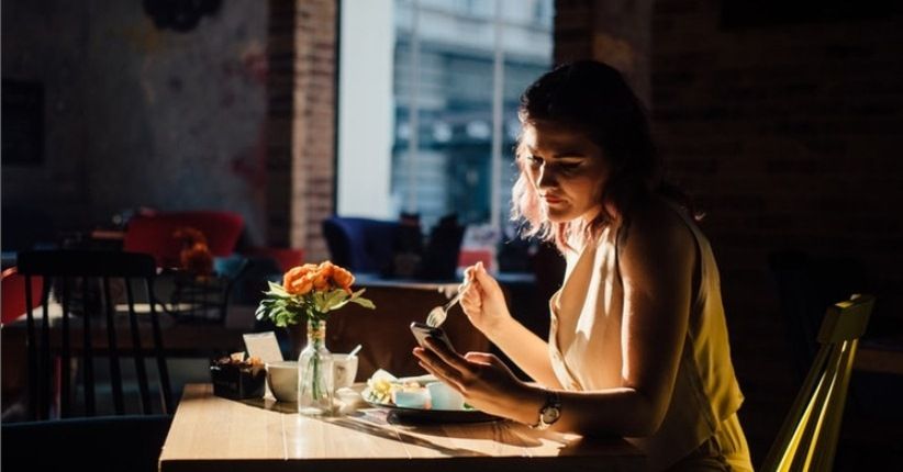 Kesepian Tinggal Sendiri di Rumah, Lakukan 5 Cara Menyenangkan 