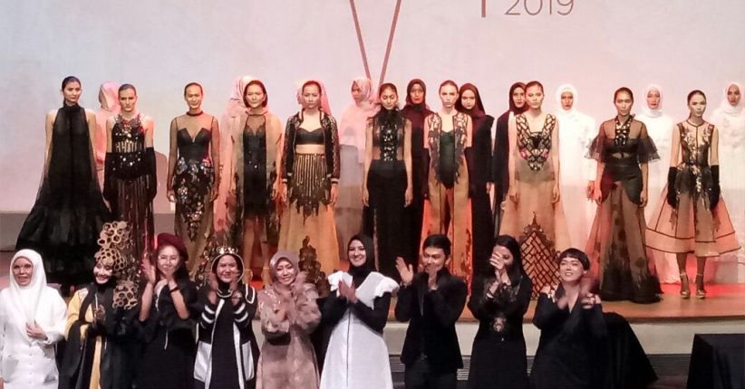 9 Desainer Indonesian Fashion Chamber Unjuk Fashion Show ala Teaterikal