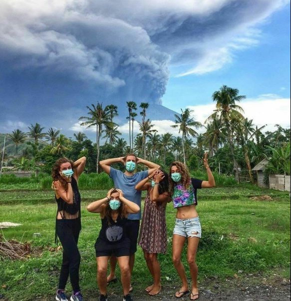Bali Aman, Kepulan Asap Gunung Agung Dijadikan Objek Foto Turis