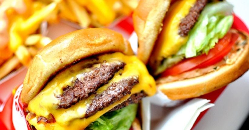 Cicipi Burger Terbesar di Dunia dengan Tumpukan 9 Roti