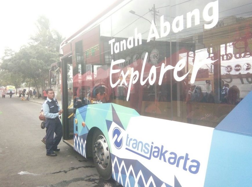 Nyamannya Naik Bus Tanah Abang Explorer di Tengah Kemacetan Jakarta