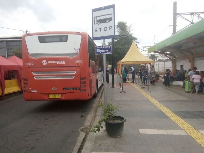 Seru, Wisata Belanja Naik Bus Tanah Abang Explorer