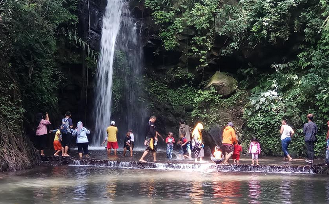 Liburan Natal, Curug Putri Kuningan Dipadati Wisatawan