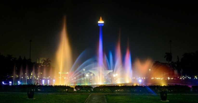 Menikmati Pemandangan Gerhana Bulan Total dari Puncak Monas