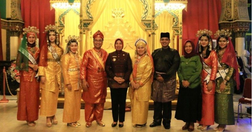 Serunya Wisata ke Medan, Melihat Istana Maimun dan Pakai Baju Adat