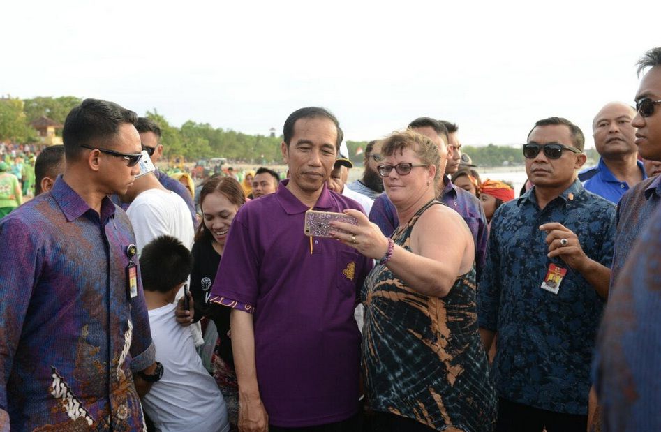 Presiden Jokowi Ajak Turis Selfie di Pantai Kuta, Ini Penampakannya