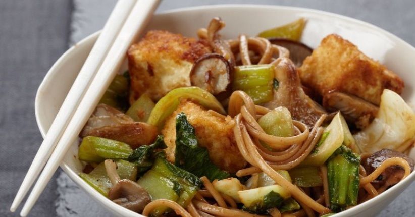 Nikmatnya Santap Mi Udon Goreng dengan Toping Crispy Tofu